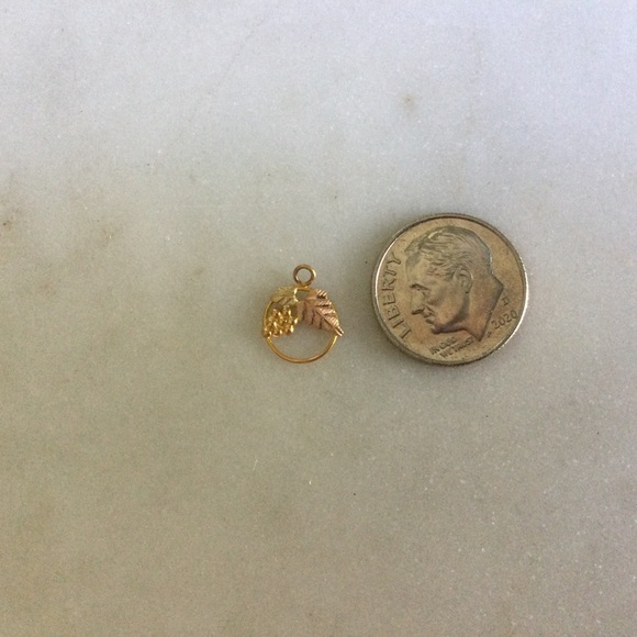 Petite Black Hills Gold Round Necklace Pendant - Picture 4 of 4